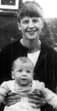 Sylvia Plath con su hijo, Nicholas.  Fuente:  https://www.timesonline.co.uk/tol/news/uk/article5956380.ece